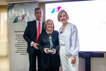 Reconociendo a mujeres que dejan huella - Entrega del Premio Laury de Cracco. Edición 2025