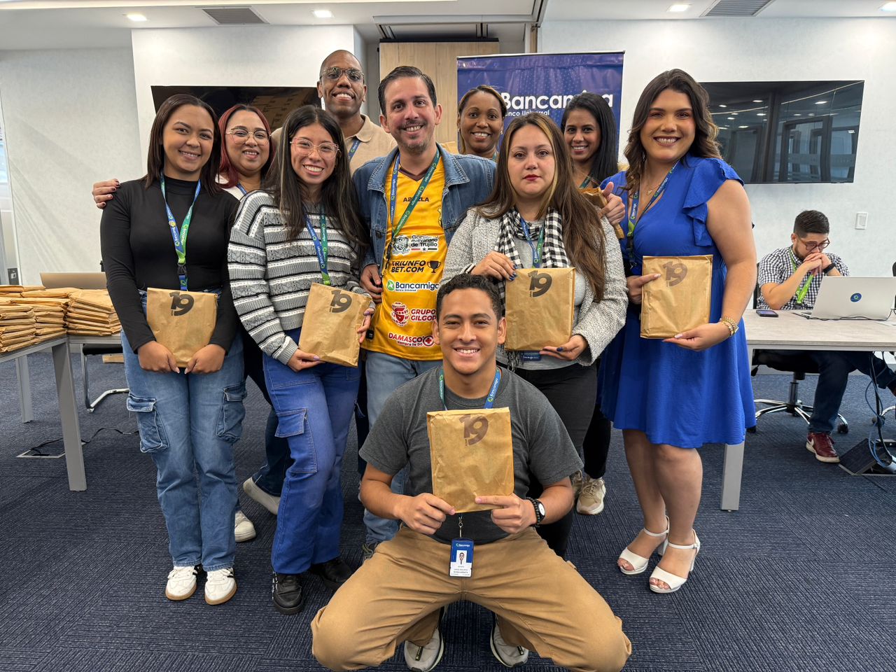 Entrega de agenda biodegradable y lápiz de bambú germinable a nuestros colaboradores durante la Semana Aniversario #19.