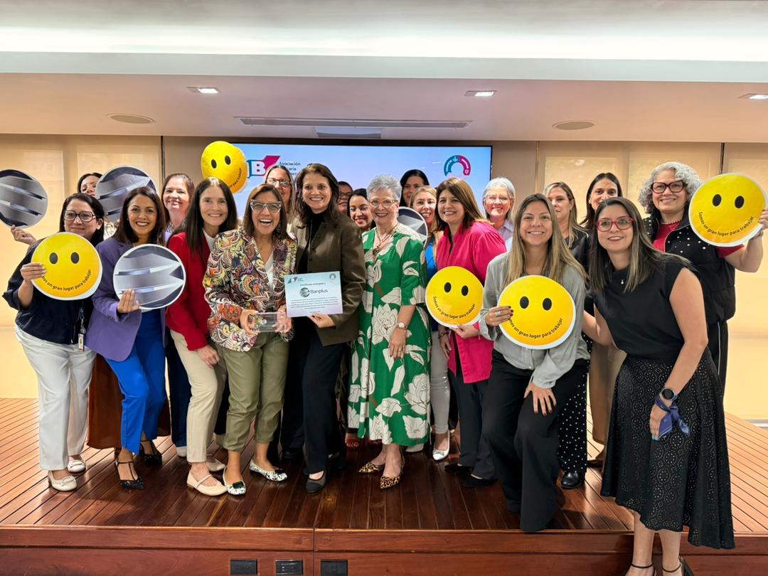 Celebración reconocimiento especial GPTW para la banca venezolanaActividad bailando con propósito