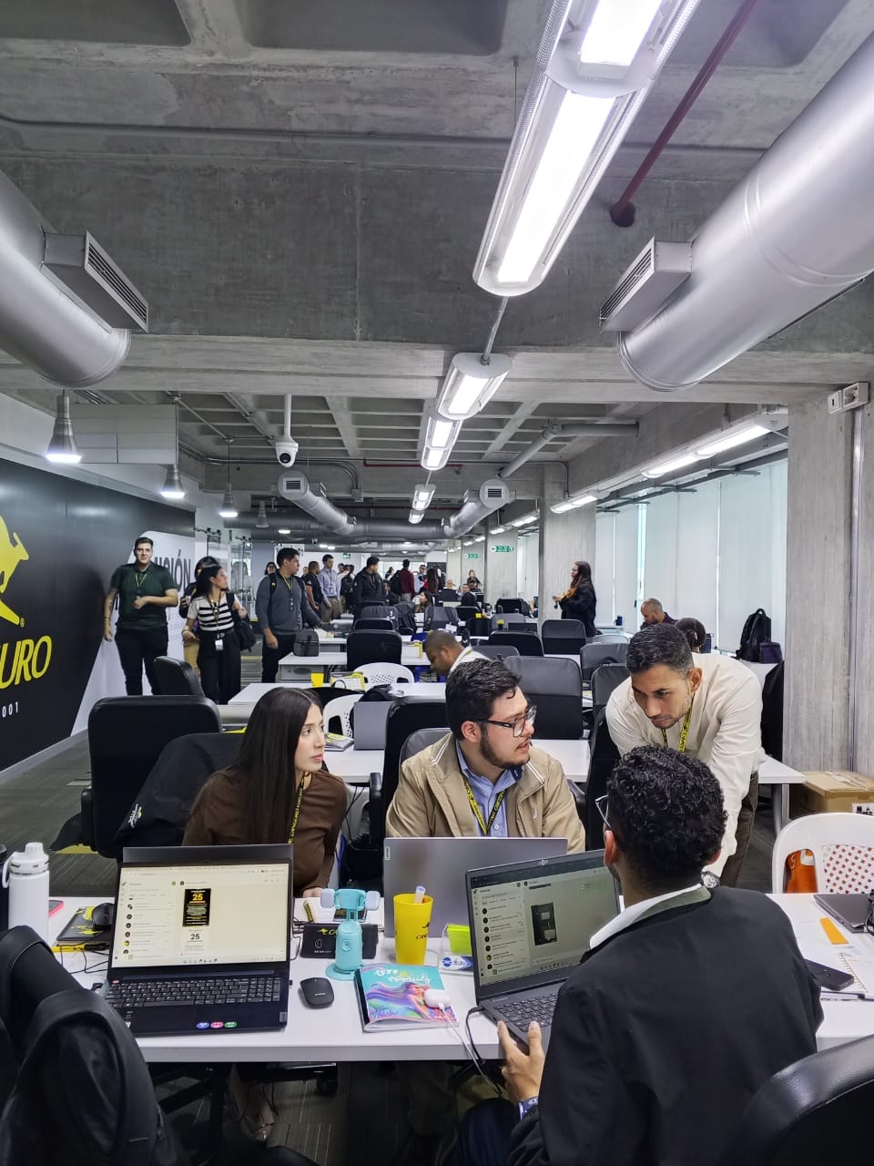 OFICINAS CORPORATIVAS, TRABAJO POR AREAS EN EQUIPO