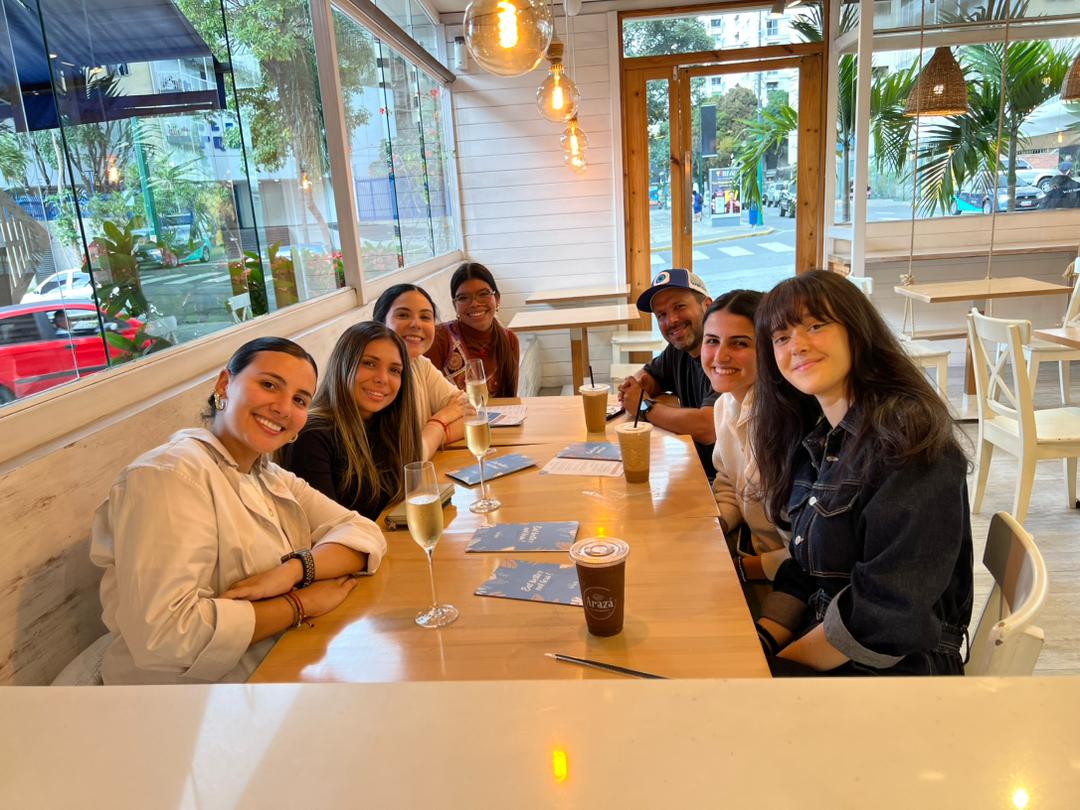 Parte del equipo compartiendo fuera de la oficina con Antonio, el presidente.