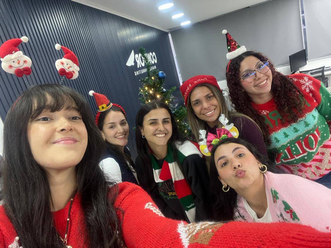 Parte de nuestro equipo en la oficina de Caracas, celebrando el inicio de la Navidad.