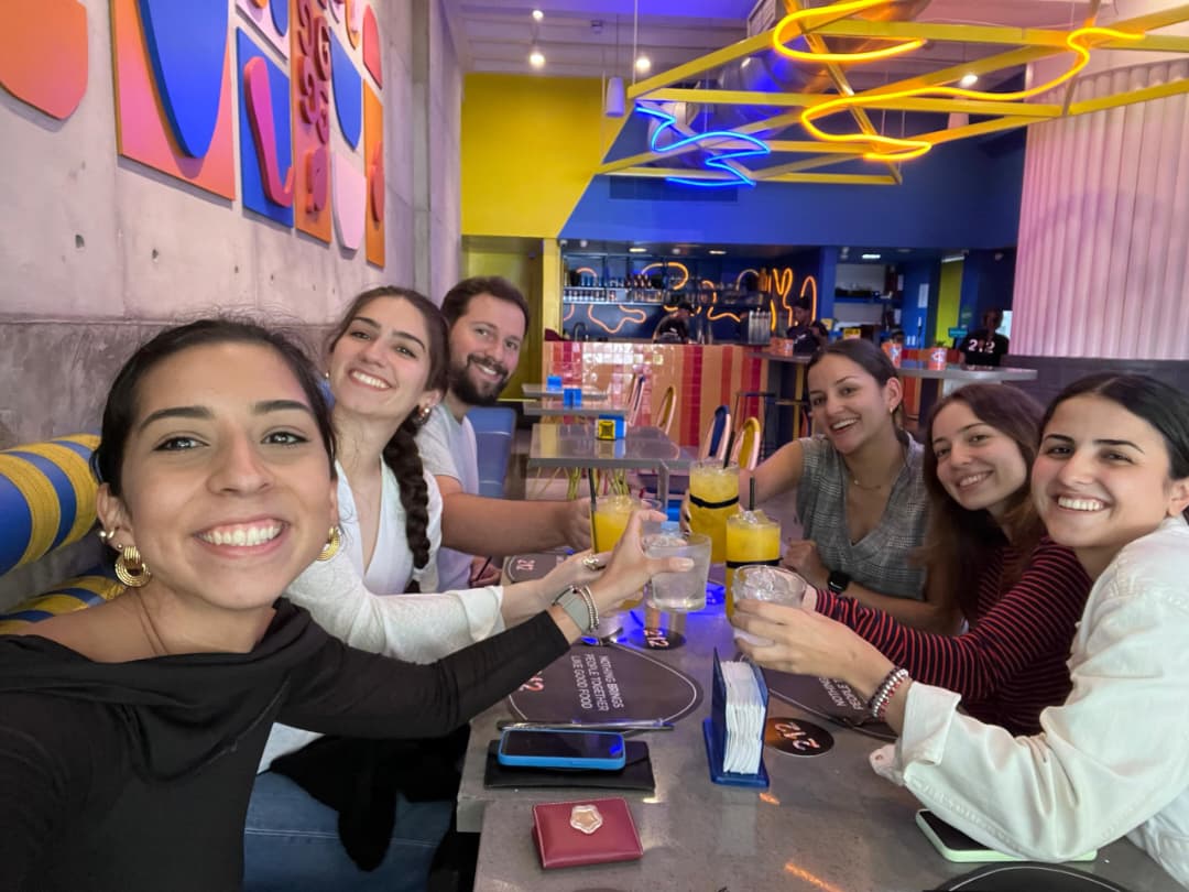 El equipo de operaciones almorzando fuera de la oficina.