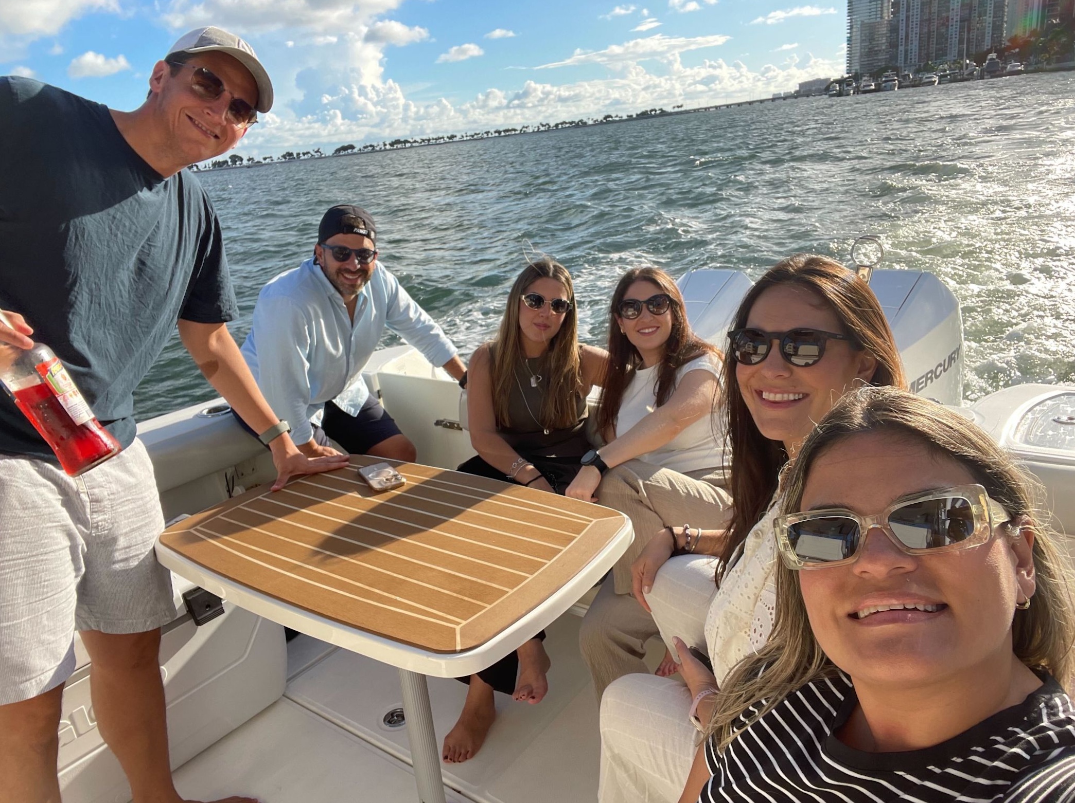 El equipo celebrando visitas exitosas con clientes en Estados Unidos.