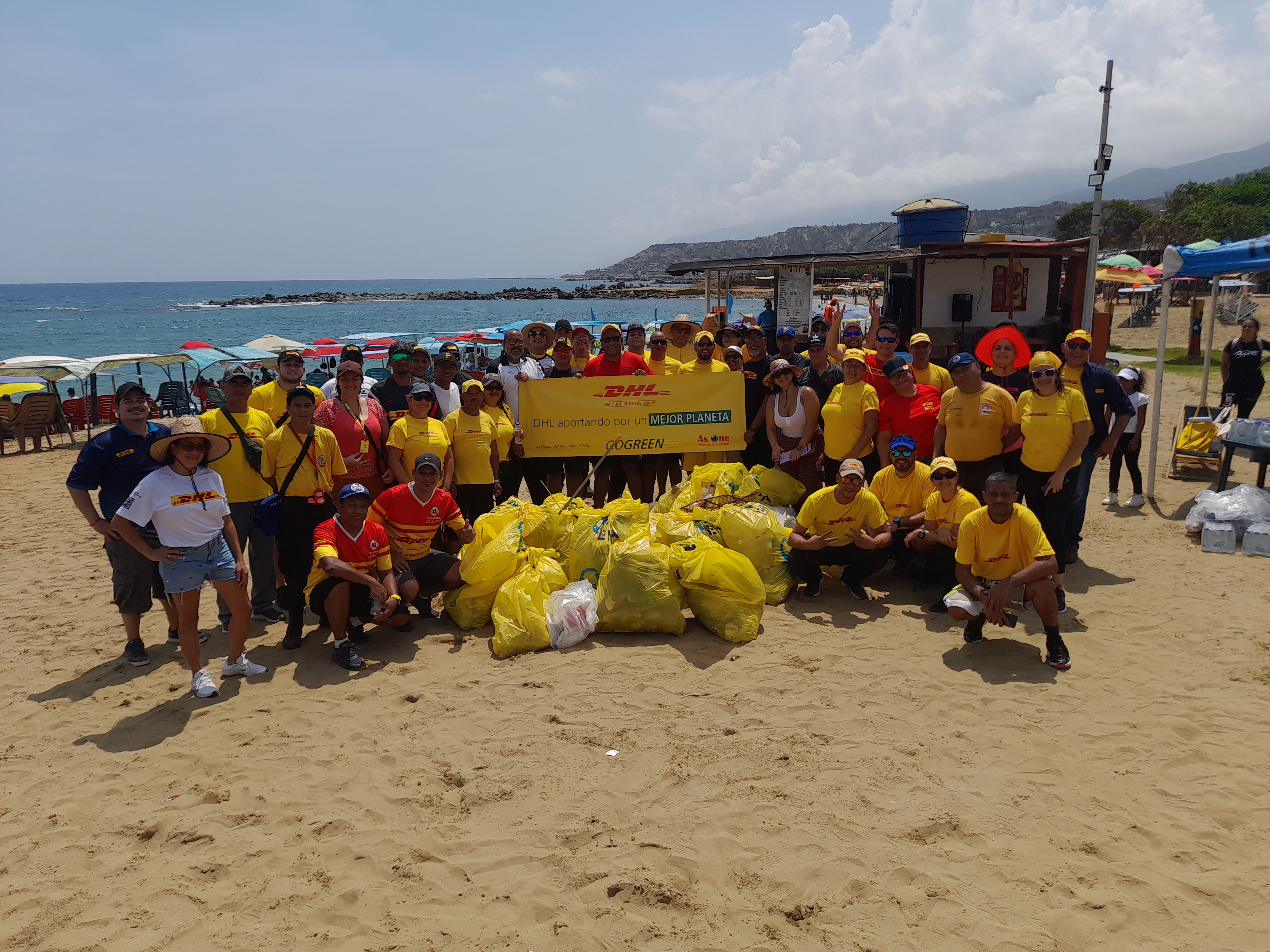 En el Día Mundial de las Playas. Alineado con nuestro Programa Go Green y cuidando de nuestro entorno con nuestros voluntarios.