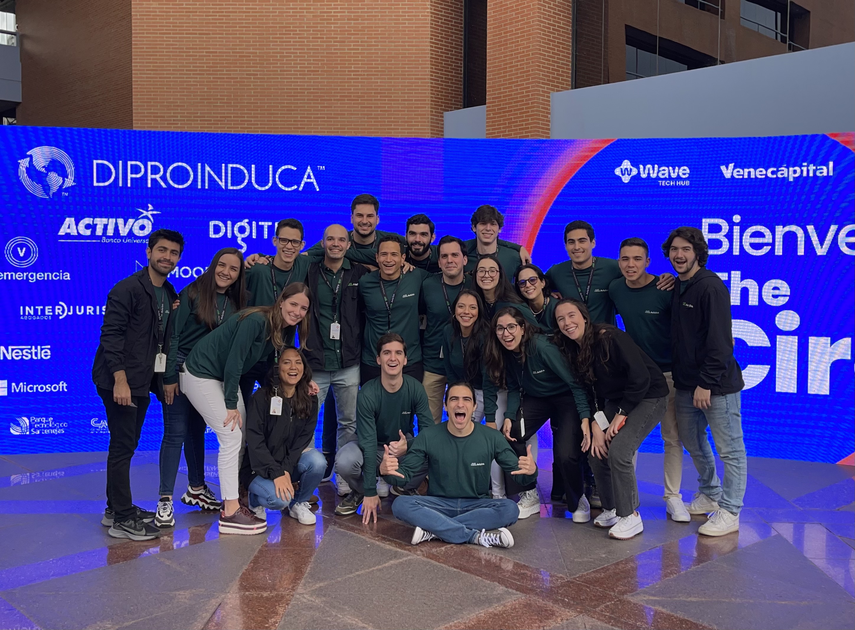 Parte del equipo en nuestro primer evento compartiendo espacio con otras empresas de tecnología del país