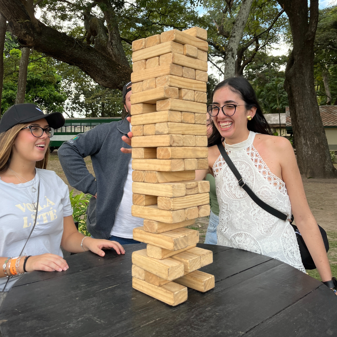 Nuestros colaboradores disfrutando de las actividades de team-building en nuestro Condor Off the Clock.