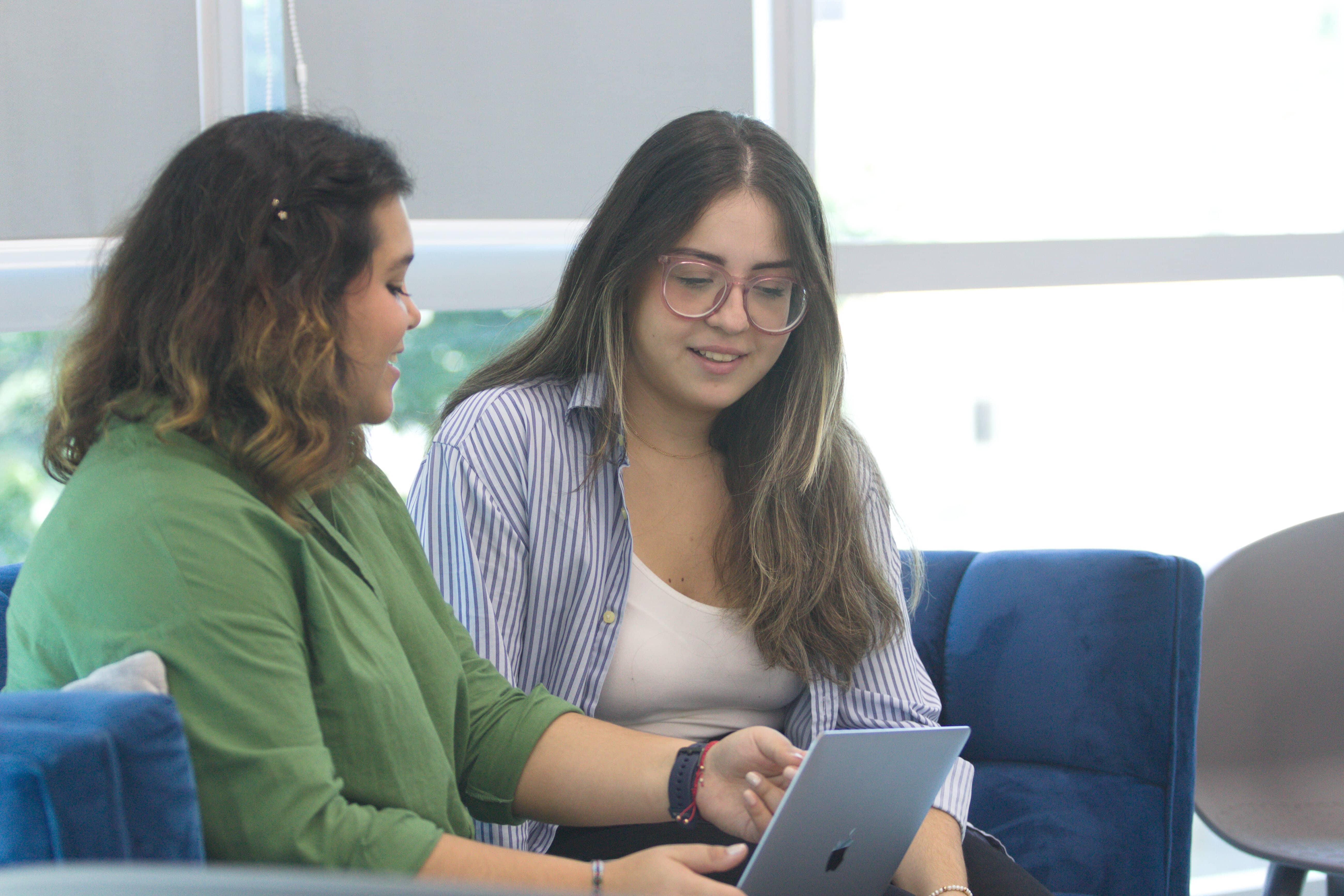 Colaboradores campartiendo ideas y trabajando en equipo para alcanzar los mejores resultados.