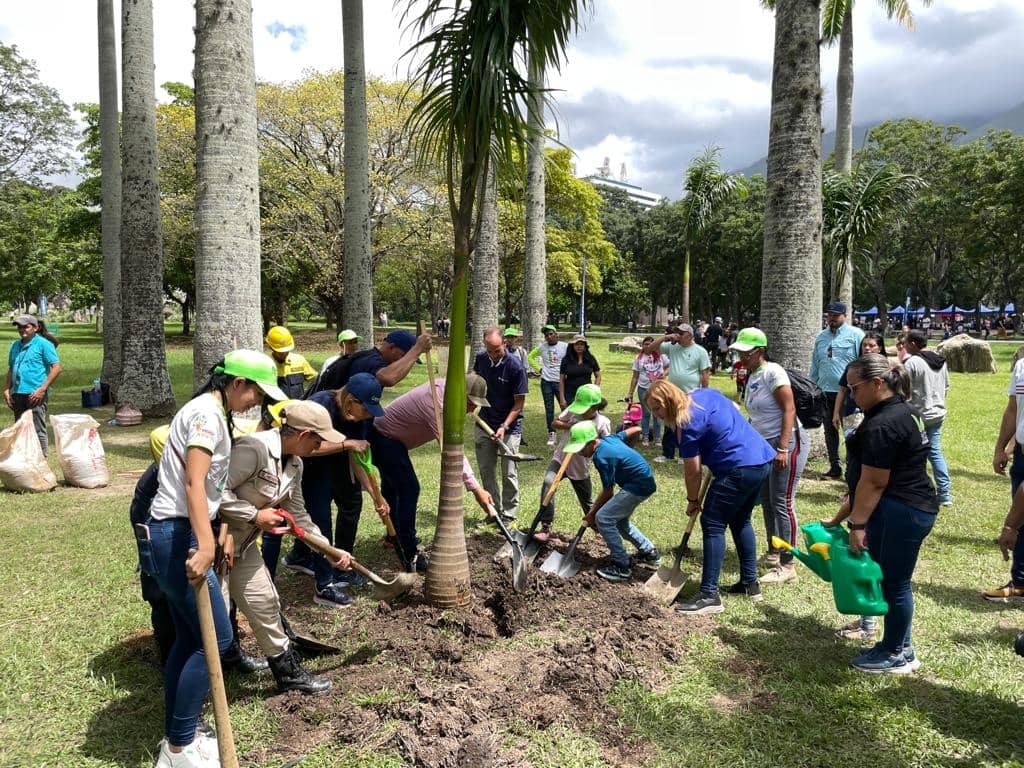 Parte de nuestro voluntariado en la siembra de árboles en el Parque Generalísimo Francisco de Miranda