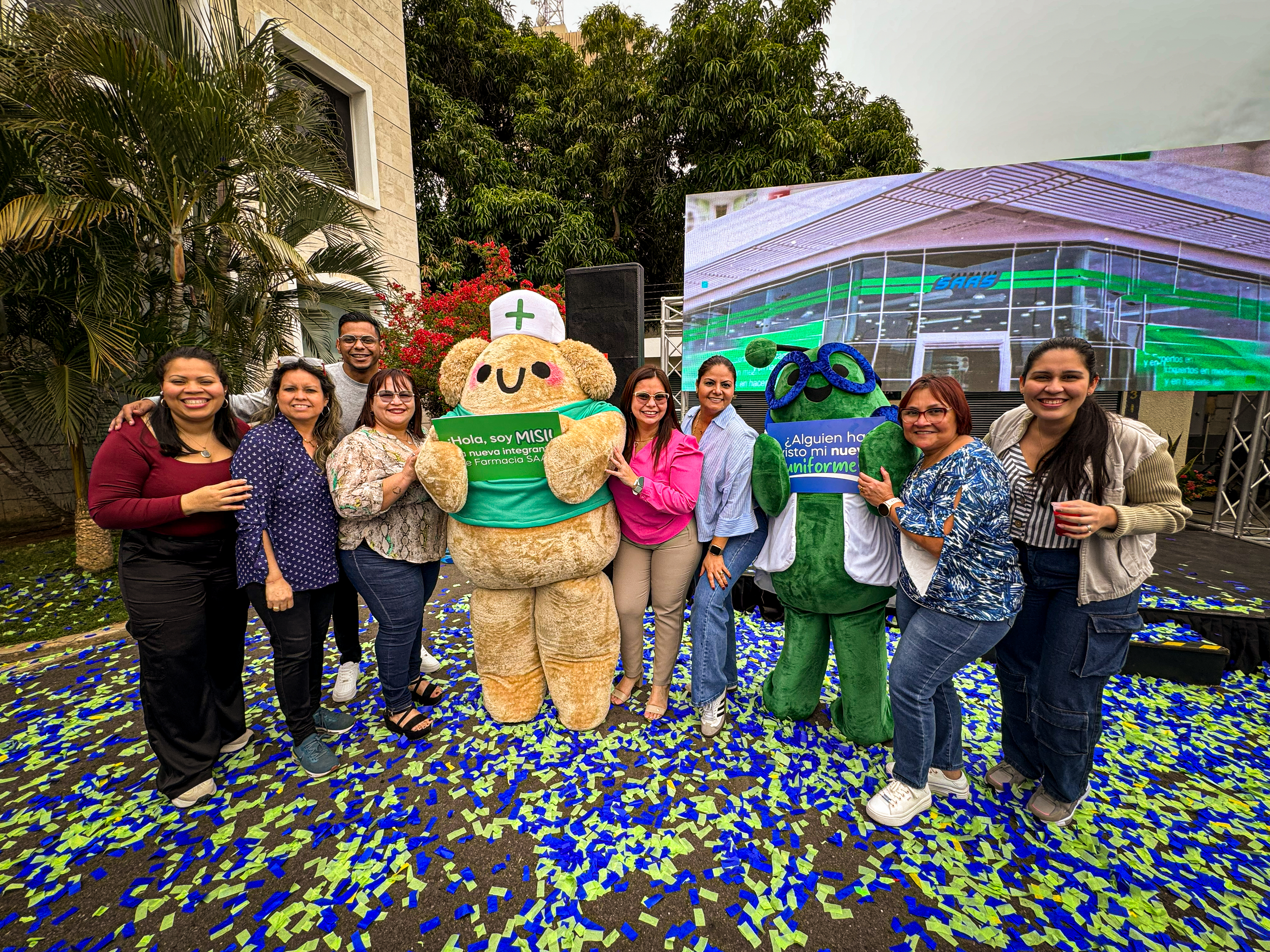 Celebración por la revelación del nuevo logo de Farmacia SAAS.