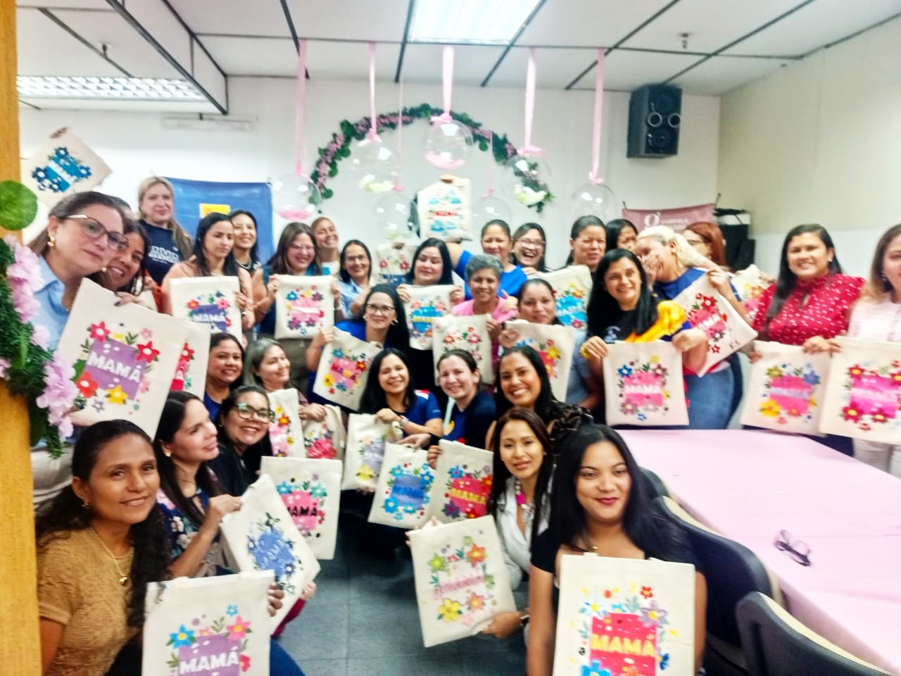 Celebramos el día de las madres con una clase artistica. Pinta tu Tote Bag
