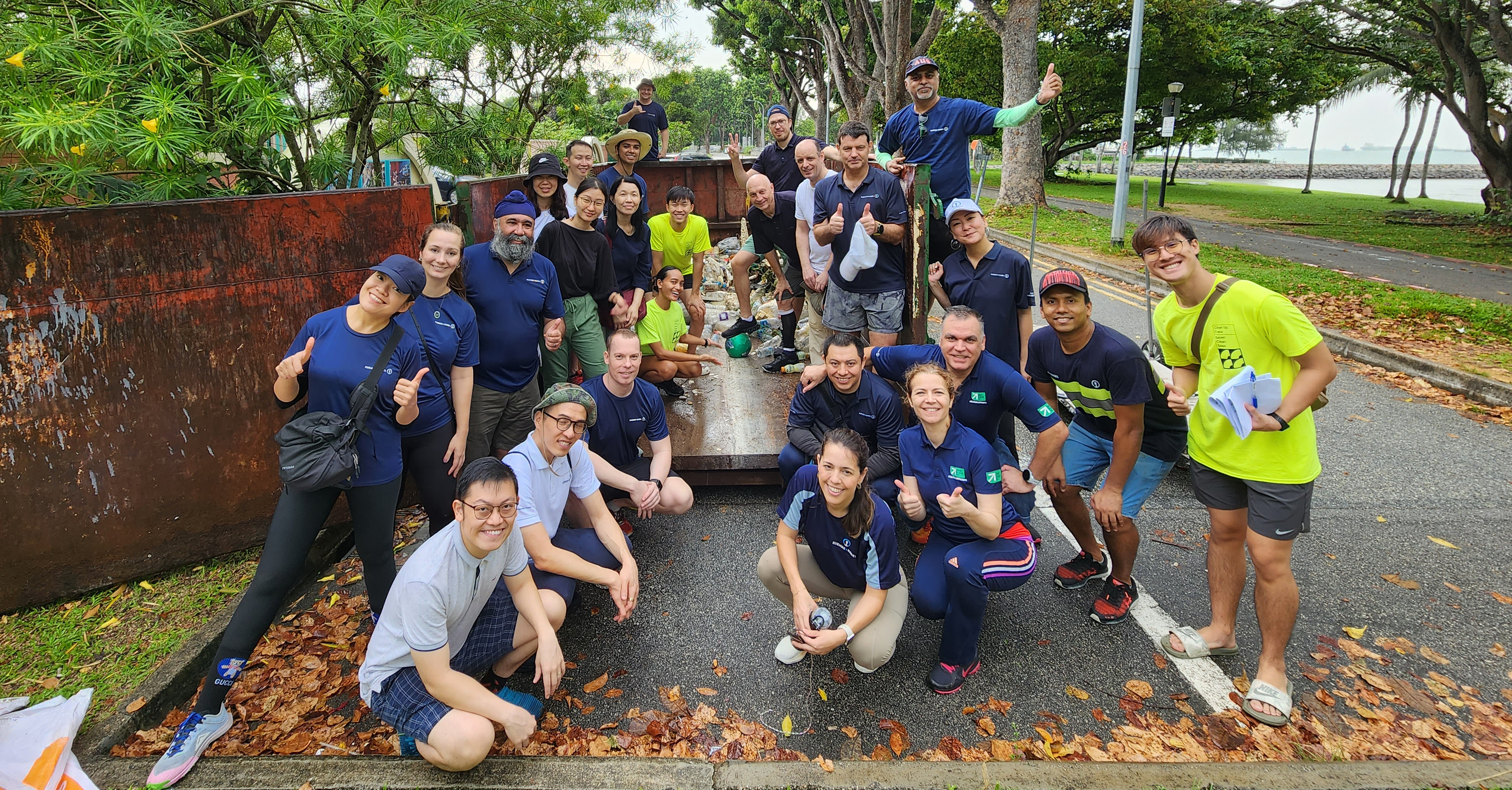 KN Singapur se une a una jornada de limpieza de playas, haciendo realidad nuestra visión de crear un futuro sostenible.