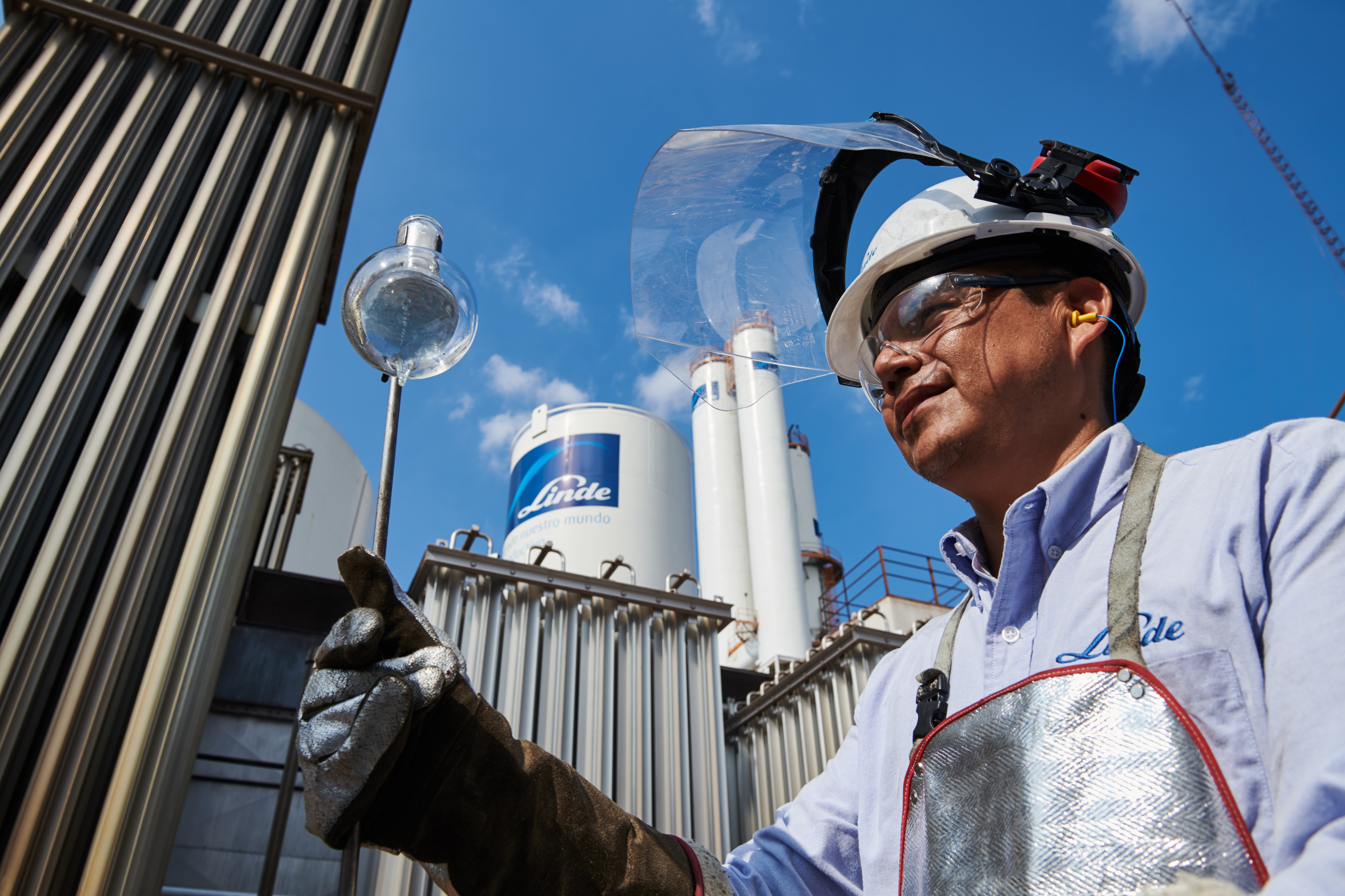 En Linde entregamos oxígeno en gas comprimido y líquido en una gama de purezas y concentraciones, para las industrias.