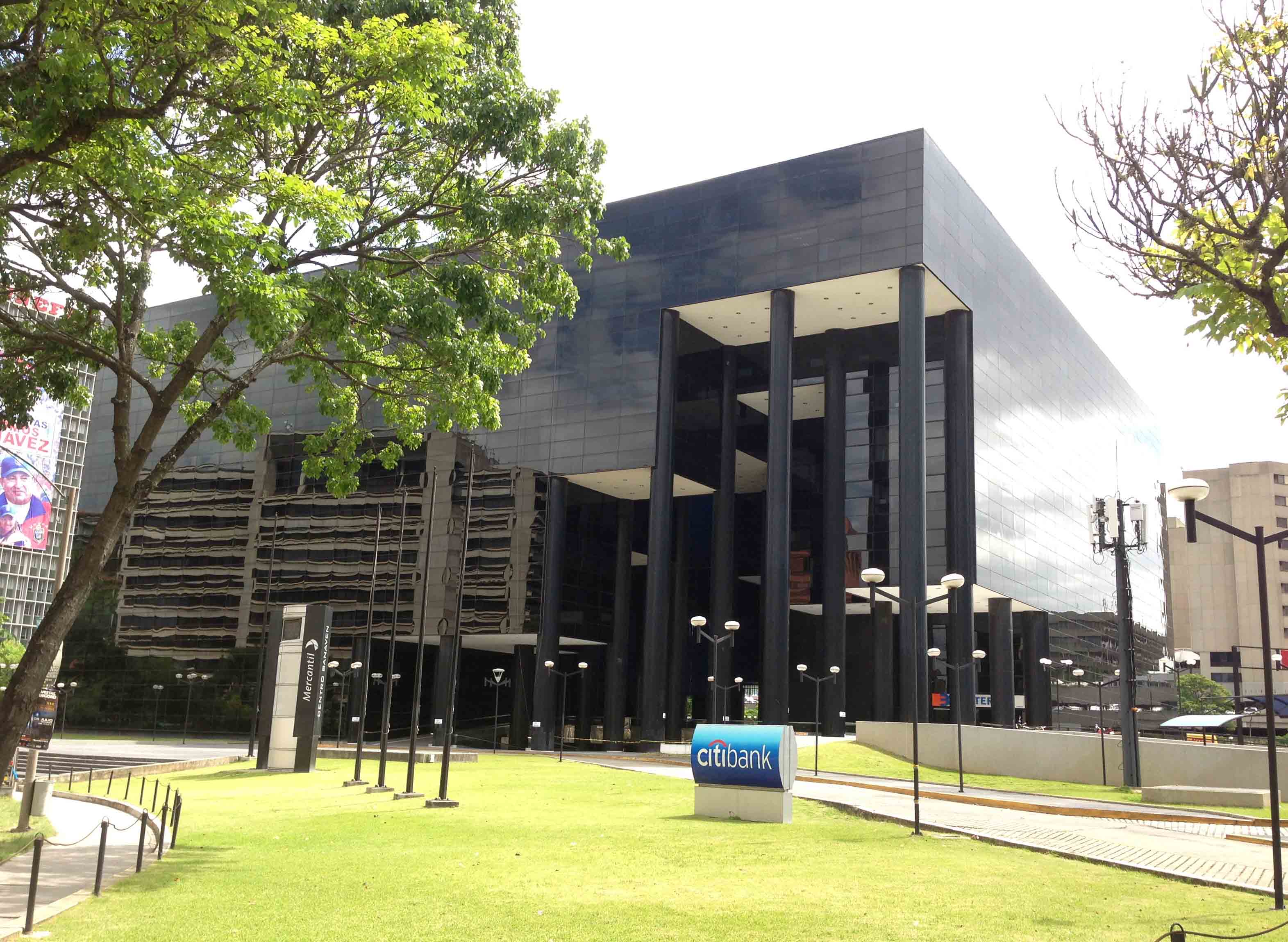 Centro Banaven, conocido como el Cubo Negro es un edificio de oficinas de estilo moderno construido en Caracas Venezuela