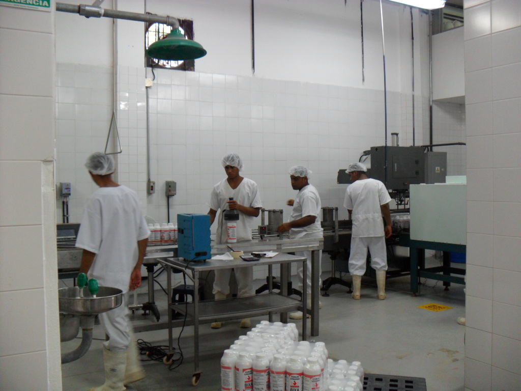 Proceso de envasado Cuajo Liquido. Operadores de Produccion.