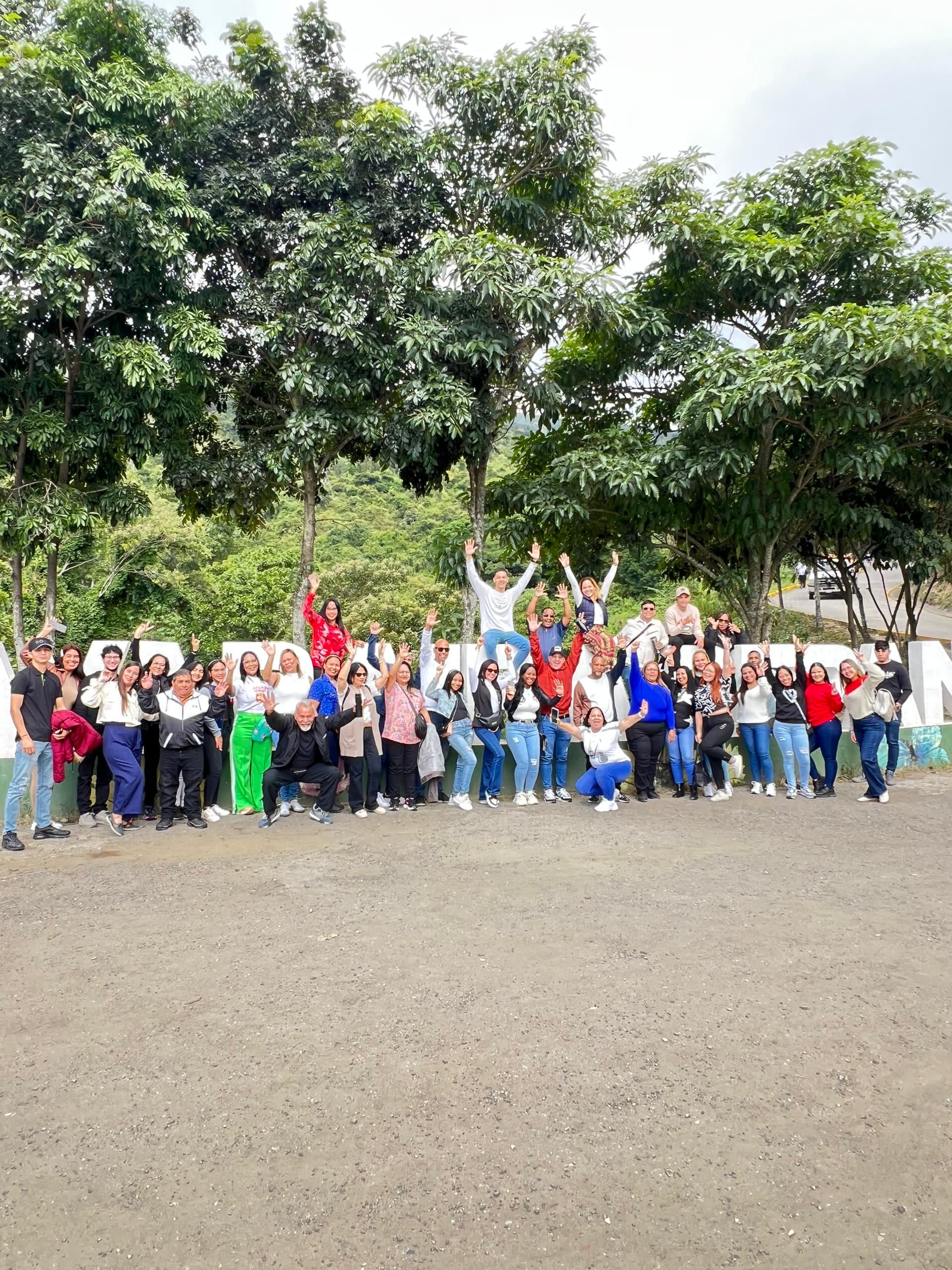 Todo el personal reunido para nuestro festejo navideño en Galipán, acá una parada para la fotografía.