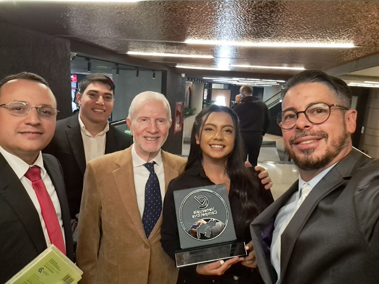Recibiendo el reconocimiento Premio a la Excelencia en su última edición.