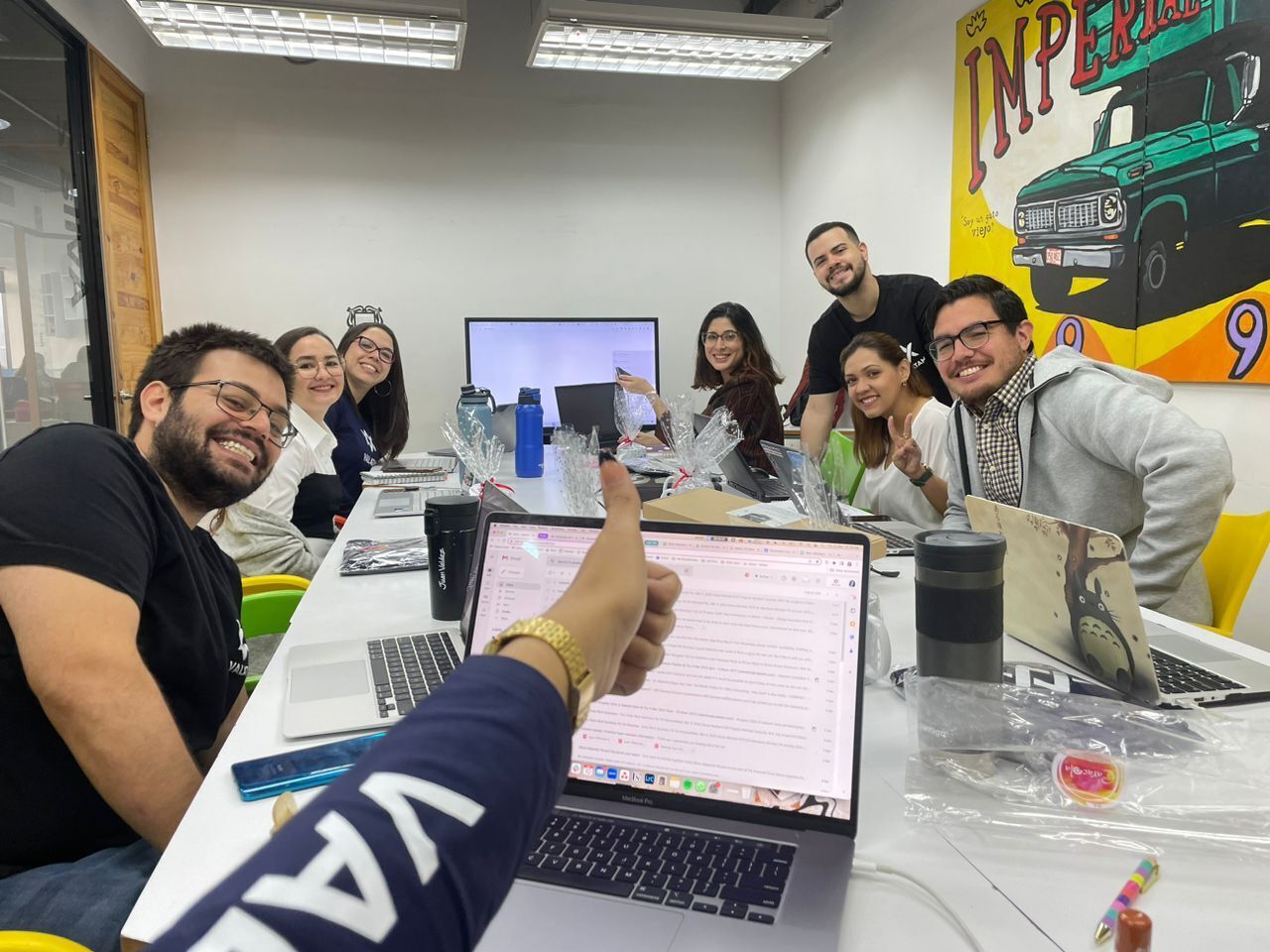 Comunidad Remota: Trabajamos remoto, pero nunca solos. Desde chats hasta encuentros, nuestro equipo se mantiene cerca.