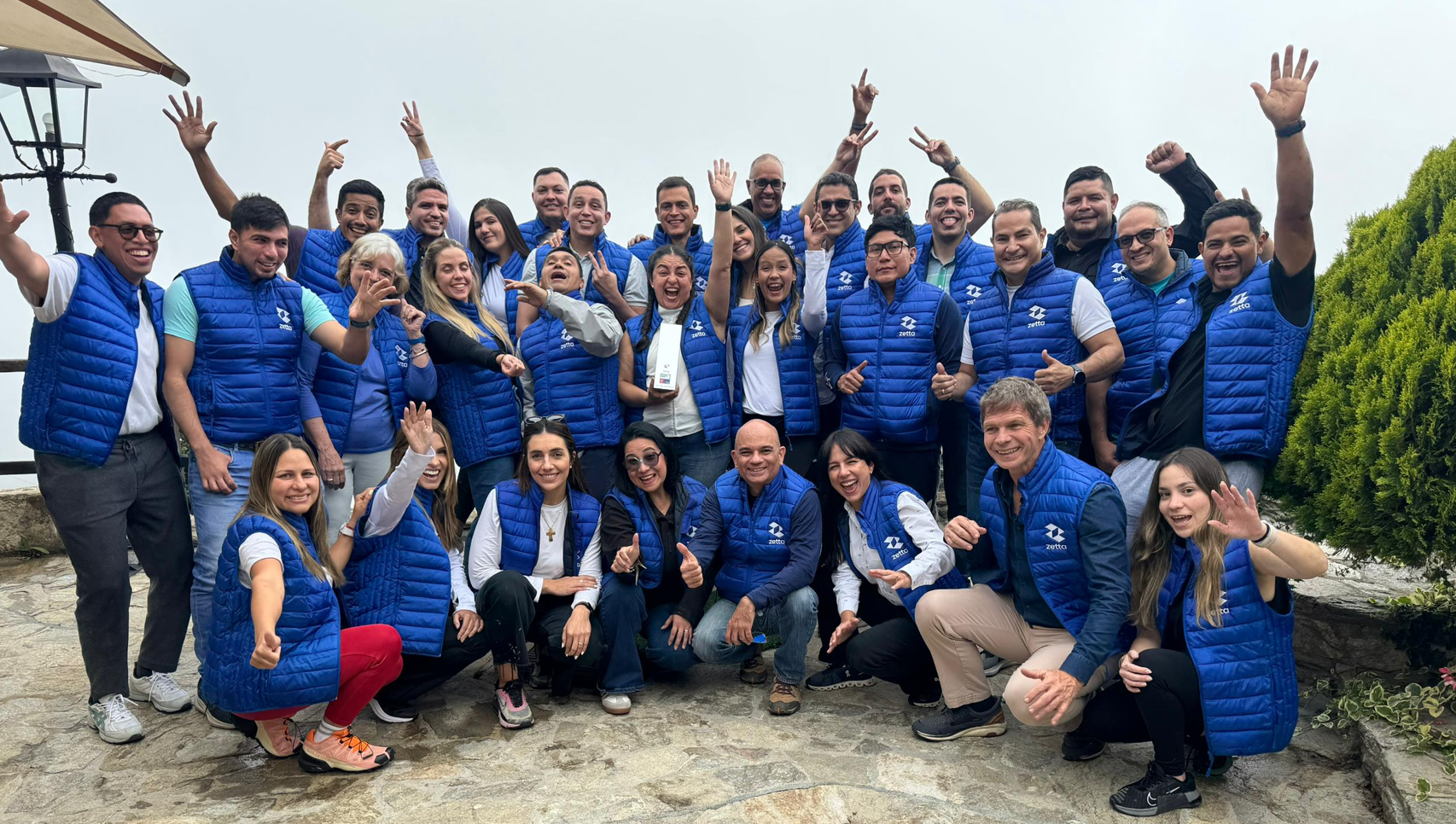 Nuestro staff de embajadores de marca, celebran los resultados obtenidos en el 1er Semestre del año 2025.