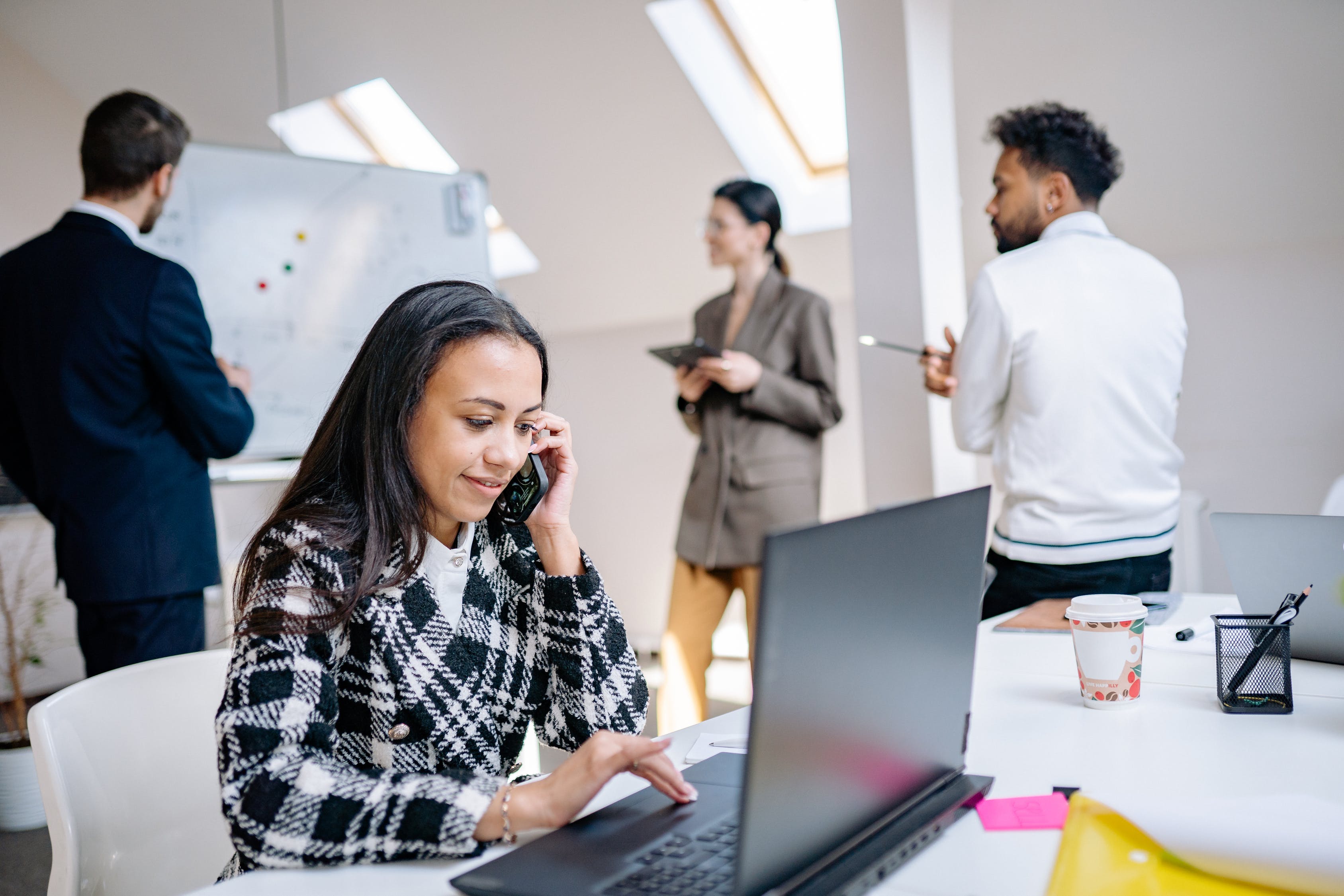 5 Señales de que tu lugar de trabajo está dejando atrás a las mujeres y cómo resolverlo